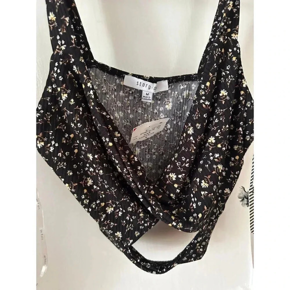 Story on Women’s size Medium Floral Tanktop - Picture 2 of 7